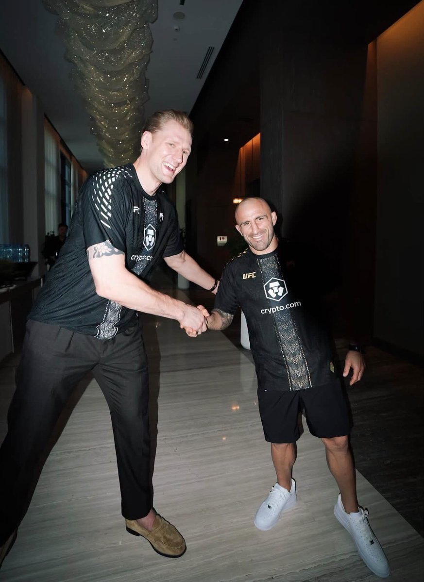 mmakanchoo's tweet photo. You don't realize how massive Volkov actually is until he's standing next to an average-sized person https://t.co/pRl9uMvUHY