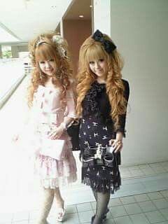 pinkmarimelo's tweet photo. asami san and erika san https://t.co/pefqOCSdAz