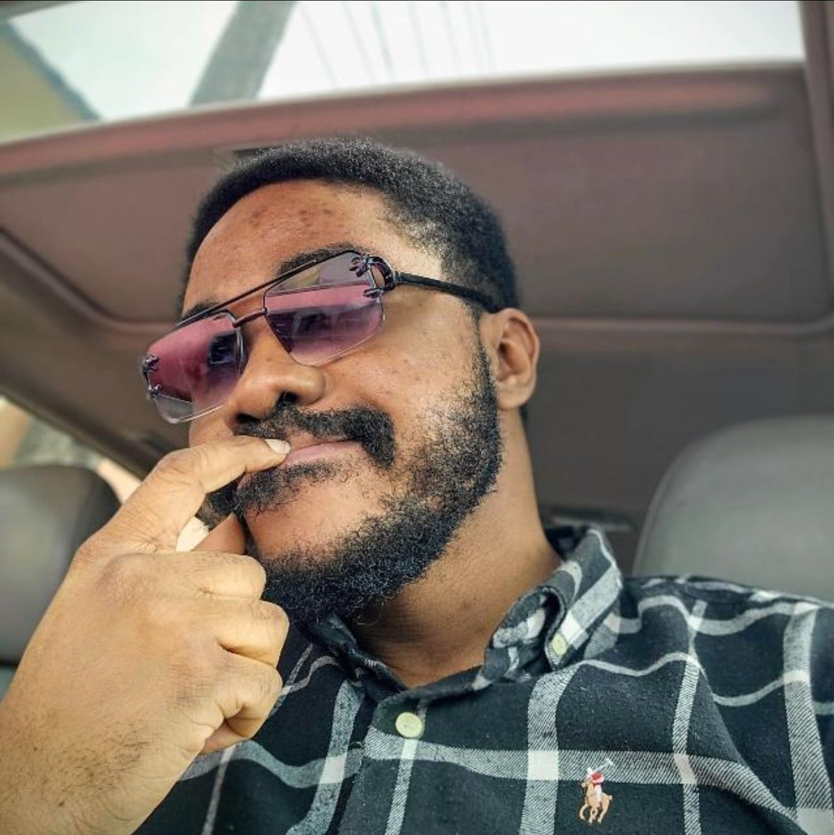 jayhemz's tweet photo. A very rogged Obidient cultist representing. 

Come join the interlocution with @EmirSirdam on Twitter Spaces by 8pm prompt today, if you wan follow gyrate on a POssible Nigeria. https://t.co/lVZufzkJ8G