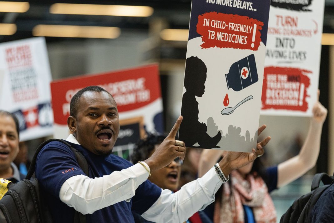 EBCCoalition's tweet photo. Get your nominations in by 1 November for new @TheUnion_TBLH Community Champion Award.
Two categories - "TB" and broader "Lung Health".
Easy form to fill out 👉 https://t.co/hhDNvib8fE
Winners announced at @UnionConference on Lung Health in Rio end November!
#SeeYouInRio #UnionConf2026 #LungHealth
