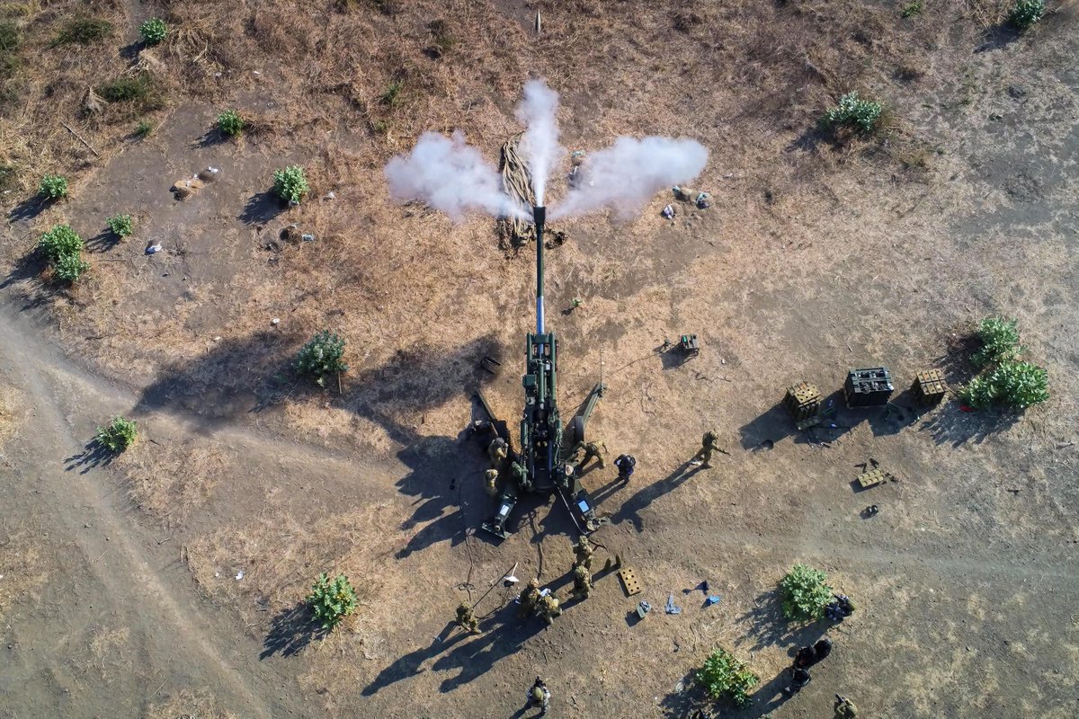 DefenceAust's tweet photo. When capability meets precision. 💥

Personnel from the @australianarmy and Indonesian Armed Forces conducted a series of live-fire serials as part of Exercise Keris Woomera 26 in 📍 East Java, Indonesia.

The capabilities used in the live fires included:
🚀 High Mobility Artillery Rocket System (HIMARS)
🎯 AMR 50 cal AW50F sniper rifle
🎯 Blaser Tactical 2 sniper rifle
💥 FGM-148 Javelin anti-tank guided missile
💥 81mm F2 mortar
💥 M777A2 howitzer
💥 Mk 47 L40-2 lightweight automatic grenade launcher

#YourADF #AusArmy #StrongerTogether @Puspen_TNI @tni_ad