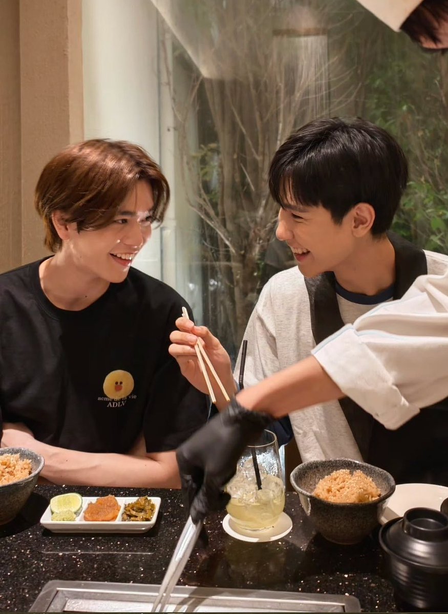 metichibi's tweet photo. พวกนางทำให้ทุกอย่างเป็นอากาศจริงๆ เหมือนอยู่กลางทุ่งดอกไม้กันสองคน ยิ้มหวานให้กันอยู่อย่างงั้นถ้ากรุเป็นเพื่อนคงเกิดคำถาม เอากรุมาทำไม มารักกันทำไมตรงนี้ ( แต่ไม่ใช่เพื่อนเพราะงั้นหวานต่อได้เลยค่ะบอส ) 😭😭 https://t.co/NBnTsfHurp
