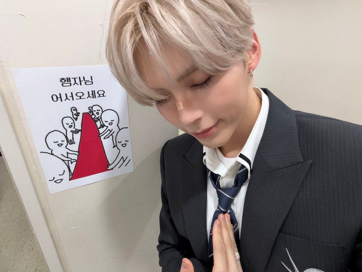 shbin_code's tweet photo. mca spoils him so much 🥹🥹🥹 https://t.co/CcIv05QENm