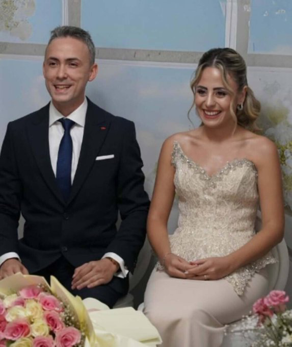 Yhsgihtholsun's tweet photo. 2026/66
Polis Memuru , Avukat nişanlısını öldürüp intihar etti
İzmir’in Menemen ilçesinde polis memuru Aykut Erol, tartıştığı nişanlısı avukat Özge Penbegül’ü tabancayla öldürüp, intihar etti.
Olay, sabah saatlerinde, Tülbentli Mahallesi’nde meydana geldi. Anne ve babası tatilde olan Avukat Özge Penbegül ve 3 Ekim’de nişanlandığı polis memuru Aykut Erol arasında evde henüz bilinmeyen nedenle tartışma çıktı. Büyüyen tartışmada Aykut Erol, yanındaki tabancayla Özge Penbegül’e ateş etti, ardından aynı silahla kendisini vurdu.

Silah seslerini duyan komşuların ihbarı üzerine adrese sağlık, polis ve itfaiye ekipleri sevk edildi. Eve gelen sağlık ekiplerinin kontrolünde, Özge Penbegül’ün yaşamını yitirdiği belirlendi. Hakkari’de görev yaptığı bildirilen Erol da ambulansla kaldırıldığı İzmir Şehir Hastanesi’nde hayatını kaybetti. Cenazeler, otopsi için İzmir Adli Tıp Kurumu morguna kaldırıldı.

Polis olayla ilgili soruşturma başlattı.