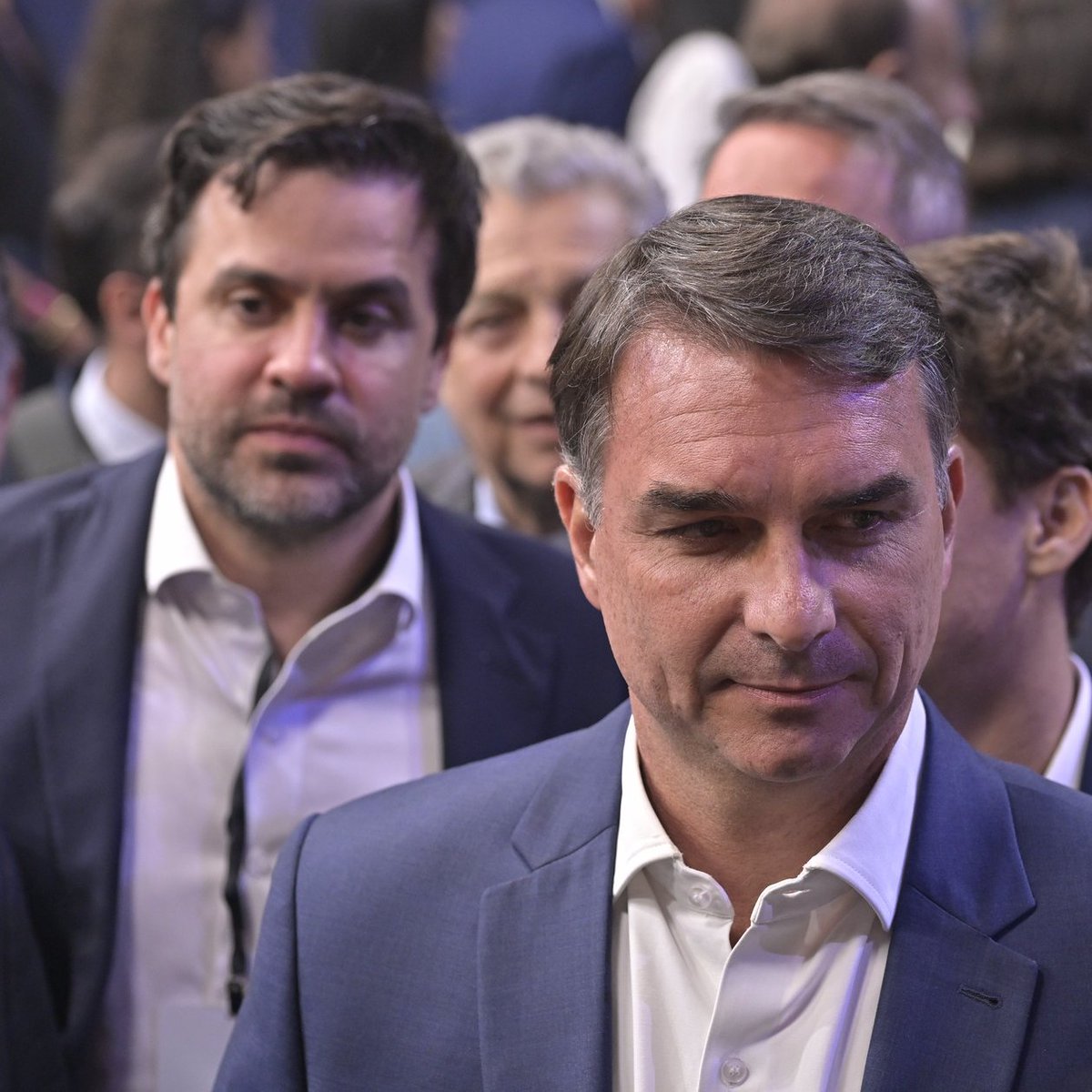 republiqueBRA's tweet photo. ❌ 💬 Excluído da preparação de Flávio Bolsonaro para o debate da Globo, Pablo Marçal enfrenta críticas na campanha, que defende distanciá-lo do senador por três motivos: a avaliação de que tenta assumir o protagonismo de Flávio, sua elevada rejeição e declarações públicas em que desdenha dos eleitores de Renan Santos.