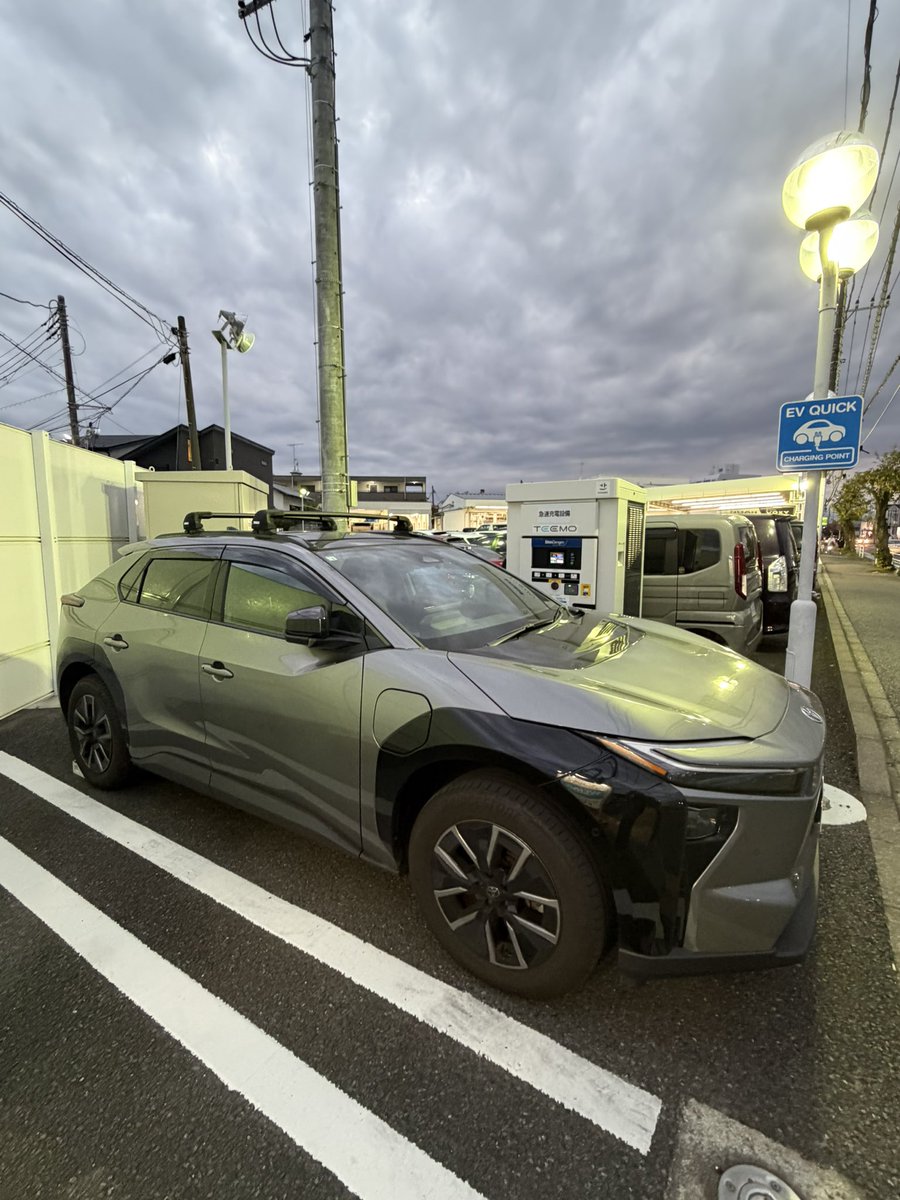 gravity808's tweet photo. 今日は今月２回目のTEEMOの無料充電、150kW で30分でだいたい SOC が9%→84%に、日中だったのでトヨタディーラー店内で飲み物とお菓子も頂いてお茶しながらスマホいじって待つ、あっという間だし、いい休憩時間だから充電なんて苦にならない
#EV #BEV #bZ4X #トヨタ #EV充電 #TEEMO #ウエインズトヨタ神奈川
