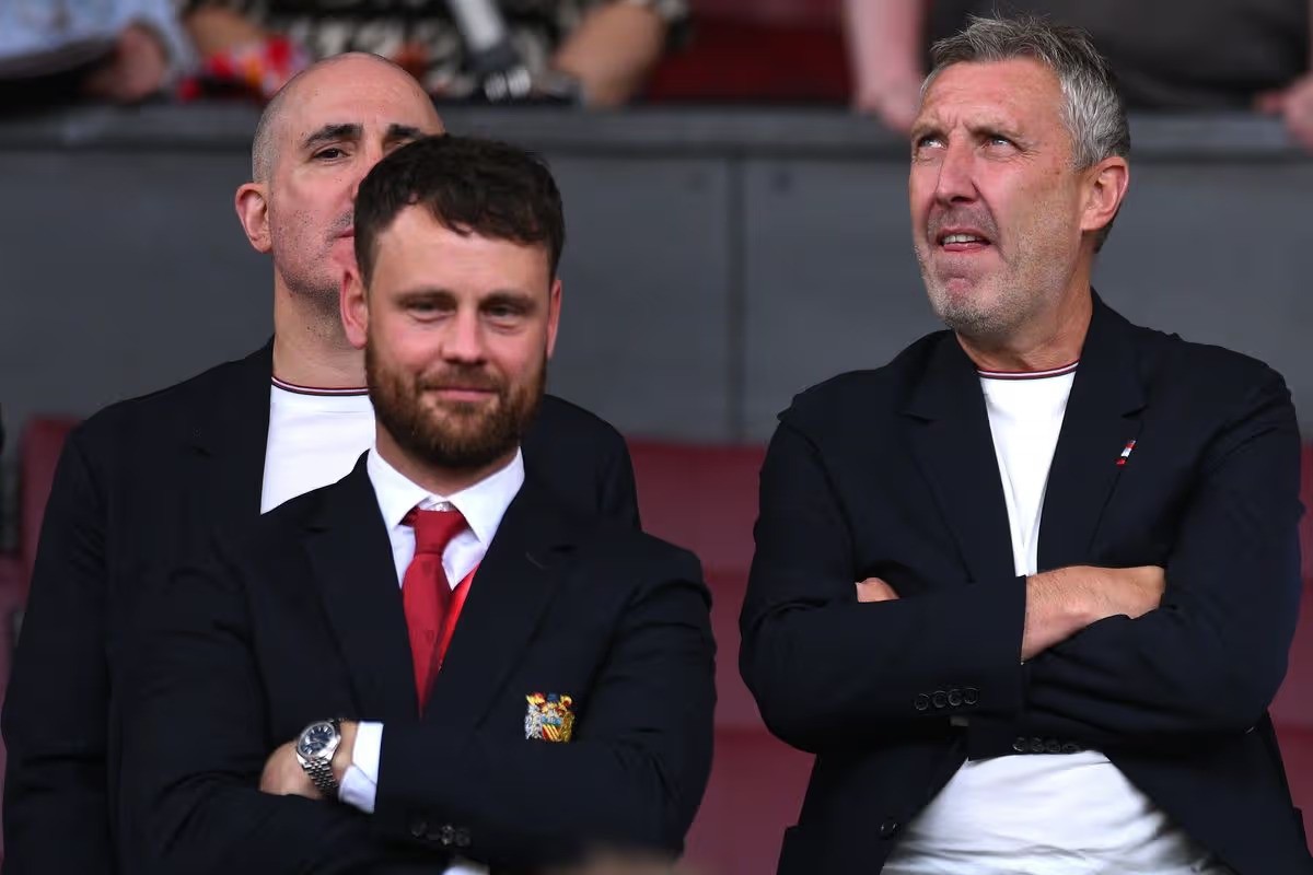MUnitedFR's tweet photo. Jason Wilcox et Christopher Vivell ne sont pas d'accord sur l'identité de la personne pour succéder à Michael Carrick, si la décision était prise de nommer un autre manager.

 Vivell pousse pour nommer Julian Nagelsmann, tandis que Wilcox préférerait un entraîneur qui a fait ses preuves en Premier League.

(@NathSalt1, @ChrisWheelerDM)