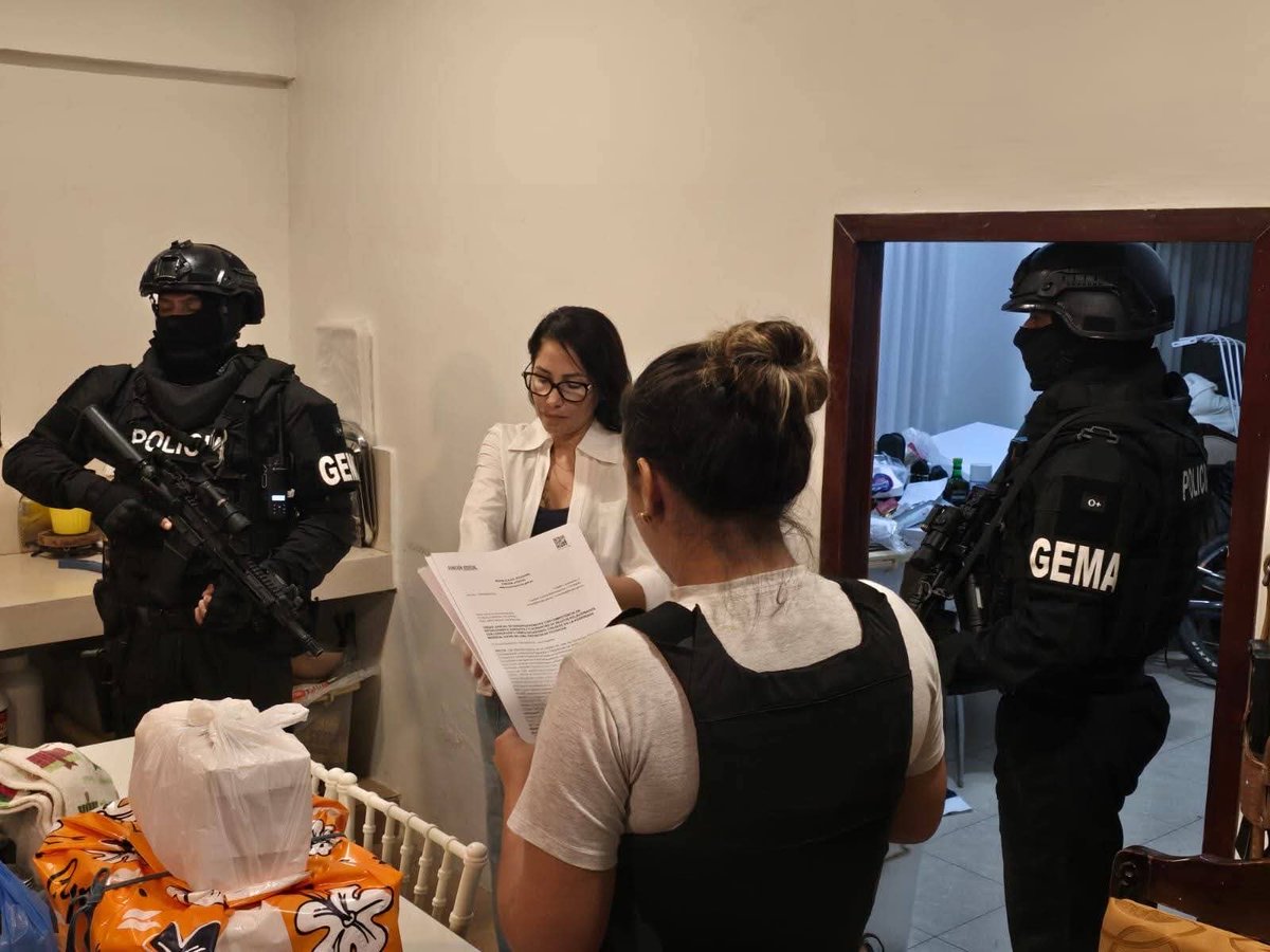 MinMedio's tweet photo. 🟢#ATENCION 
Más imágenes de la detención de Luisa González esta madrugada por el caso Laberinto. https://t.co/2yVXNpOkzS