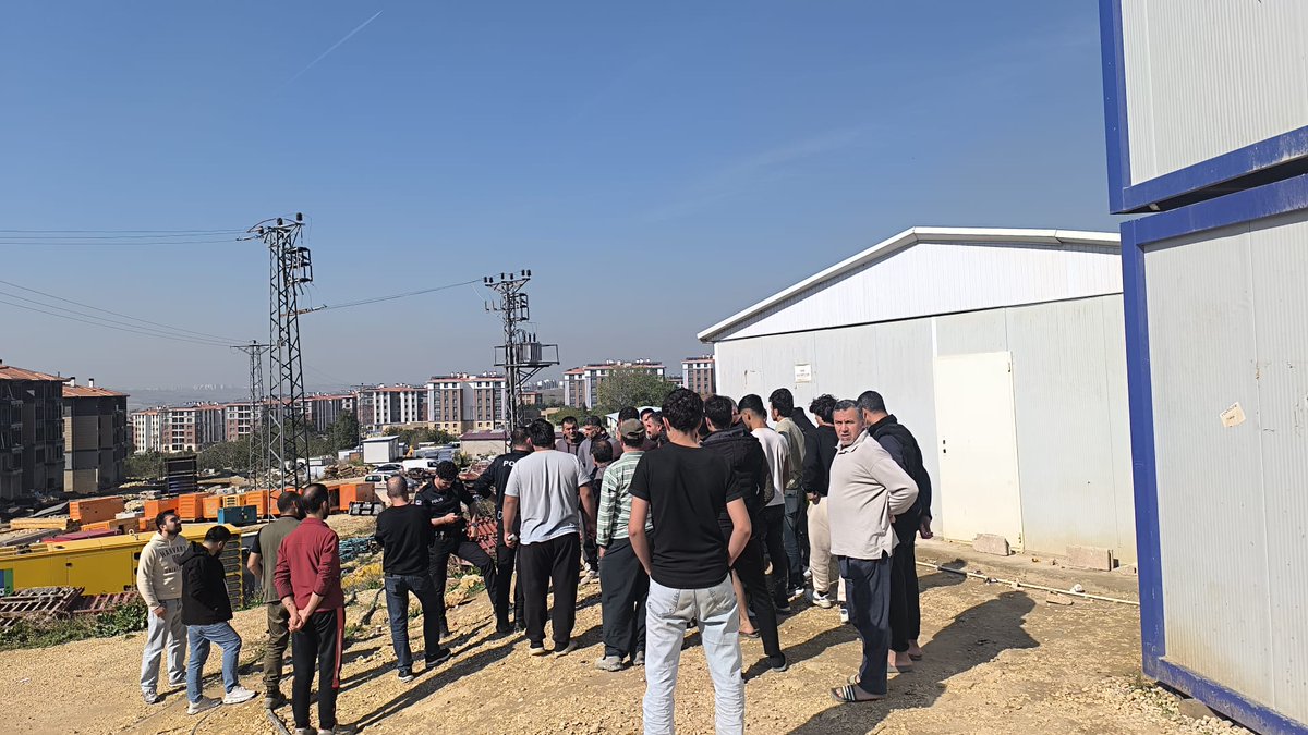 insaatsendika's tweet photo. İstanbul Arnavutköy Sazlıbosna TOKİ 8. Bölge şantiyesinde çalışan üyelerimizin 3 aydır ödenmeyen ücretleri için şantiyede eylem gerçekleştirmelerinin ardından, işçi temsilcilerimizin firma yetkilileri ile gerçekleştirdiği görüşme sonrası anlaşma sağlandı. https://t.co/0EYlKZszt2