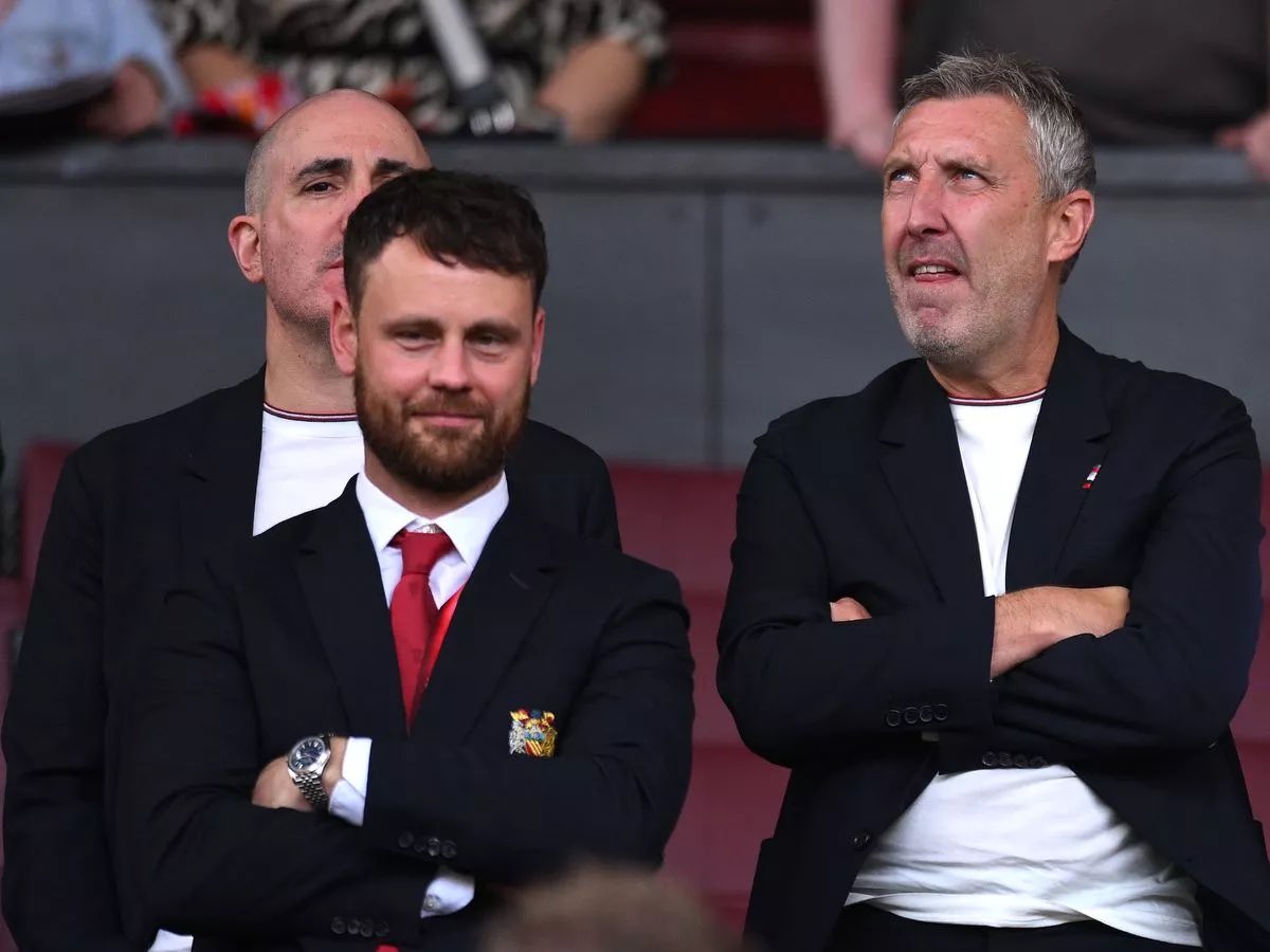 utdreport's tweet photo. Jason Wilcox and Christopher Vivell are said to have differing opinions on who should succeed Michael Carrick.

• Vivell is pushing hard for Julian Nagelsmann.

• Wilcox, who is Vivell’s boss in the chain of command, prefers a PL proven manager like Eddie Howe, Fabian Hurzeler, Unai Emery and Antonio Conte.

[@NathSalt1, @ChrisWheelerDM]
