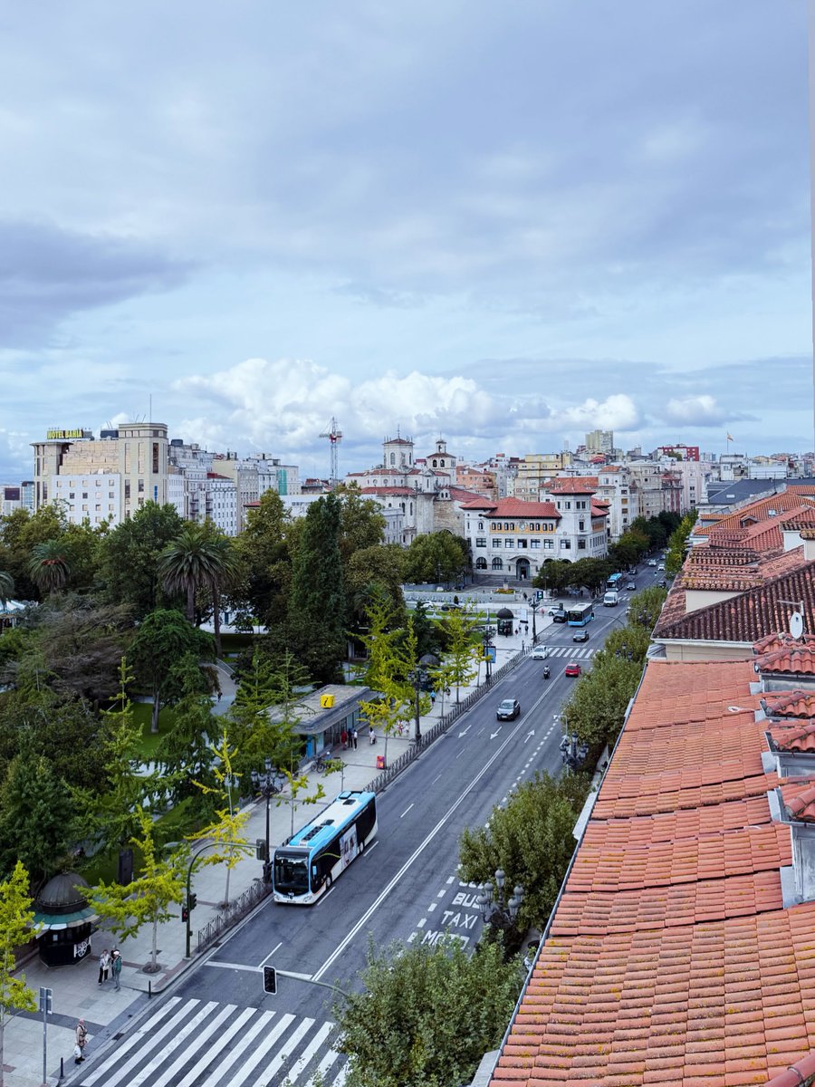 MackeKnHicksbgh's tweet photo. Santander desde las alturas: Paseo Pereda, Calle Calvo Sotelo, Jardines de Pereda, Plaza de Alfonso XIII, Oficina Central de Correos y la Catedral de Santander. https://t.co/yneR25OOiQ