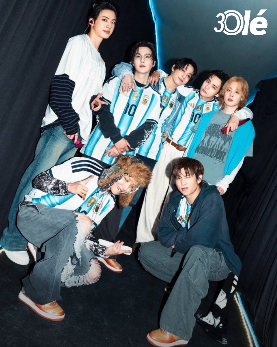DiarioOle's tweet photo. ¡DE COREA PARA EL MUNDO… CON LA DE LEO! 🇦🇷🇰🇷🔟

🌟 En su histórico primer show en Argentina, BTS revolucionó el Estadio Único de La Plata con un guiño bien futbolero: cinco de sus integrantes salieron al escenario con la camiseta de la Selección y la 10 de Lionel Messi en la espalda

👉 Además, V desató la locura de todo el estadio al imitar el icónico festejo de gol del capitán, señalando al cielo con ambos dedos. Jin y Jimin tampoco se quedaron afuera y se sumaron con looks albicelestes en una noche inolvidable

El fenómeno mundial del K-pop cayó rendido ante la pasión argentina y la Scaloneta 🎶⚽✨
