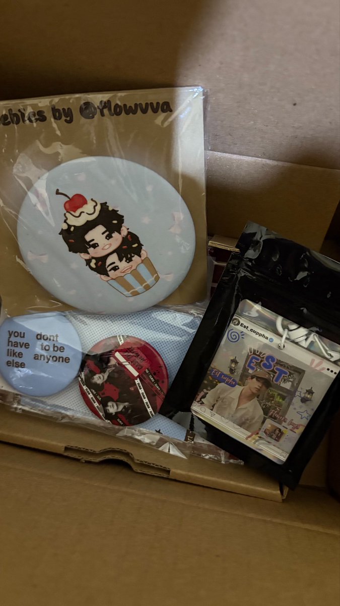 gunxtpp's tweet photo. #seriusnanya kalian nyimpen merch sama cc dimana, soalnya selama ini cuma gw masukin dalam kardus (kita ga rich ya)😔😭 https://t.co/sIGF4vjJLK