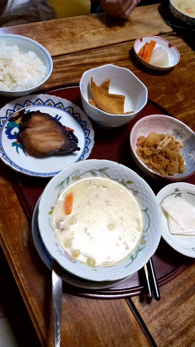 onihey_73's tweet photo. のんびりゆっくりおうちごはん！

鰤照り焼き
クリームシチュー

一体感のないメニューですが…
オフクロ様が嚥下訓練するのに作ったシチュー！
煮込んで煮込んで…またまた煮込んで、もう具材ナシ(笑)

あまりにも美味そうなので、おすそ分けして頂きました(笑)

ごちそうさん！

＃おうちごはん https://t.co/8vo9rBzUxR