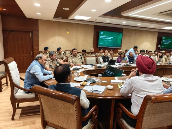 EnvironmentPib's tweet photo. @CAQM_Official Reviews Air Pollution Control Measures in Punjab and Haryana, Calls for Prompt Ground-Level Action

@byadavbjp 

Press Release 🗒
https://t.co/OJyuGSOwoC https://t.co/6tJYUep0Xi