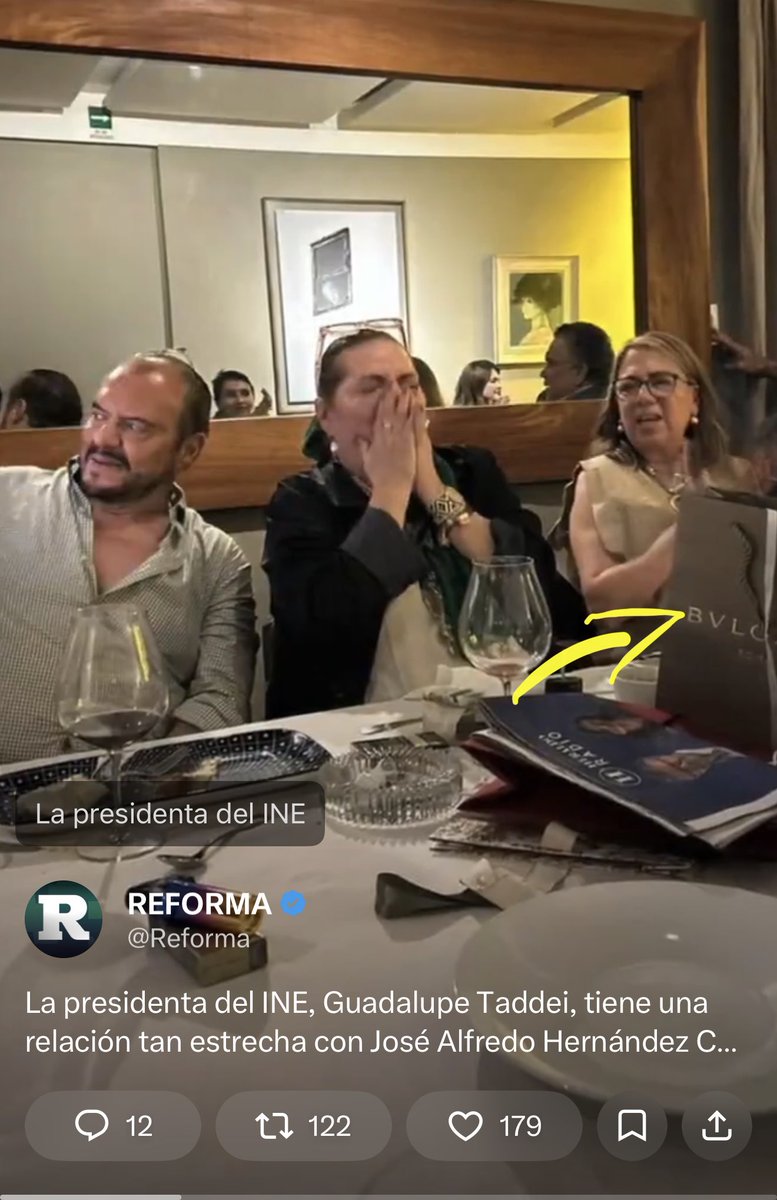 karlapinak's tweet photo. ¿De quién será ese regalito? https://t.co/YNPWq4E2SA