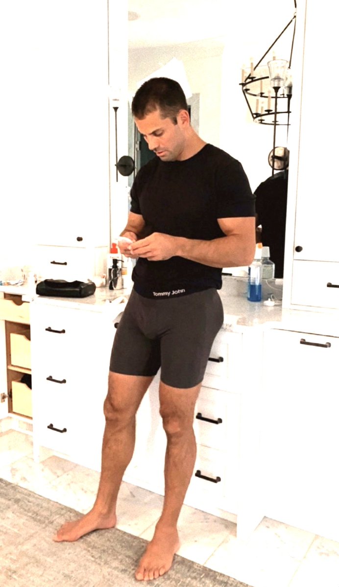 AriUpdatez's tweet photo. Eric Decker thighs and bulge 🤤 he’s so sexy https://t.co/qtkeJKDnuT