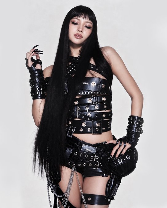 WORLDMUSICAWARD's tweet photo. LISA looks gorgeous in new pic for her hugely awaited EP, 'PRESS PLAY' out tonight at midnight ET!💪💃🆕💿💥🕛🗽🇺🇸👑❤️‍🔥

Listen &amp; Pre-save ▶️ https://t.co/sZLztHlbwq 

#LISA #LISA_PRESSPLAY #PRESSPLAY
#Tarantino #LISA_Tarantino 
@wearelloud https://t.co/wXC1AKmA50