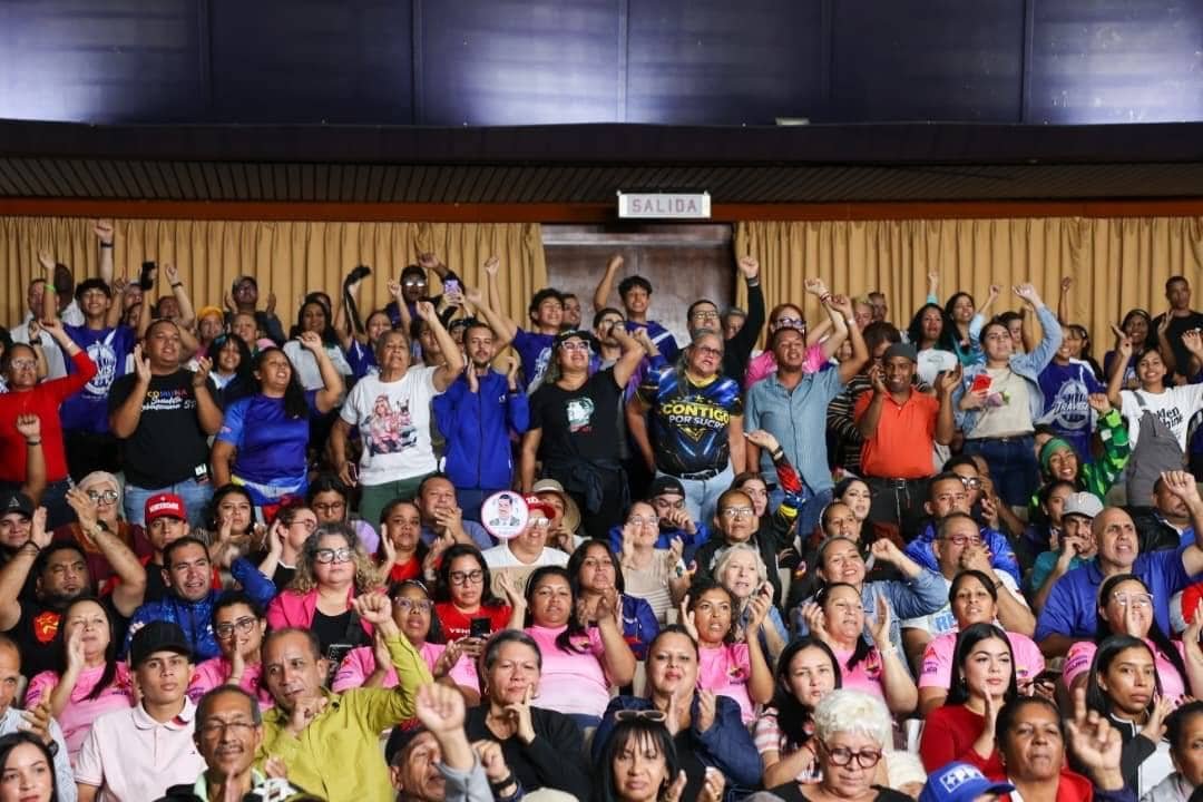 Kleismerpsuv's tweet photo. Mientras la elite de siempre busca atajos fuera del país, la mujer venezolana decide en la calle el futuro de su comunidad. El liderazgo femenino es la garantía de que el Poder Popular siga mandando en Venezuela.

​#ConLaMujerVenezuelaRenace https://t.co/zSmNiTuXhS