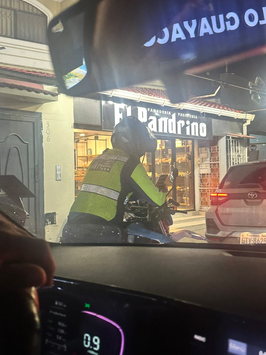 Alerta24Ec's tweet photo. ATM, realizan su trabajo en moto y con el celular en la mano. 
Ahora hacen trabajo en línea ? https://t.co/CZqNffuTjM