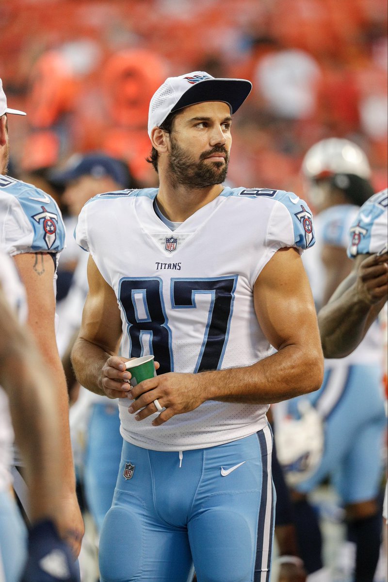 AriUpdatez's tweet photo. Eric Decker former NFL player 🤤 so sexy and thick 😍🍑 https://t.co/lxdfsd3Gvd
