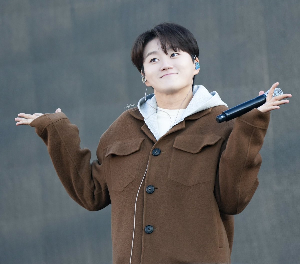 staraboveforest's tweet photo. 나 참
냥냥이에요 부르며 입장하는 냥대표님에
냥꾸 안해본 사람이랑 겸상 우찌함? https://t.co/wBgNBi0yeL