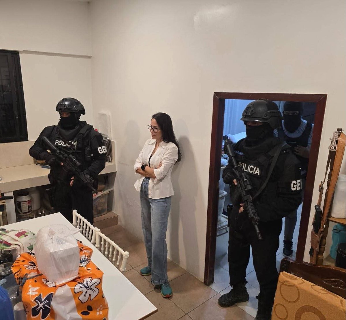 politicsecu's tweet photo. 📍Primeras imágenes de Luisa González tras su detención por presunto lavado de activos

La excandidata presidencial Luisa González fue detenida en Manabí en el marco de una investigación por el presunto delito de lavado de activos. Según la información preliminar, será trasladada a Guayaquil y posteriormente a Quito para continuar con las diligencias correspondientes.