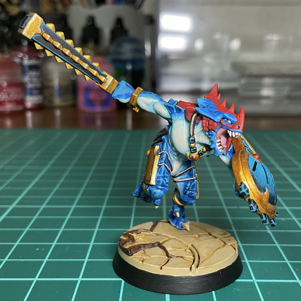 PowderEater00's tweet photo. セラフォンのネームドザウルス・ウォーリアー「ソ＝カー」完成🎉
#セラフォン #ウォーハンマー #Warhammer #AoS #Seraphon https://t.co/fYOcPipL4L