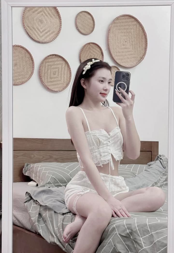 AudryLitman's tweet photo. เรื่องความดัน
ออกแรง 100 N กดบนพื้นที่ 2 m² เกิดความดันเท่าไร? 👠📐
วิธีทำ: P = F/A = 100 ÷ 2 = 50 Pa
ตอบ 50 Pa ค่า 💖
🆔  jj23500

#ขอนแก่น #สารคาม #กาฬสินธุ์
คิวว่าง ตอบแชทเร็ว🔋⏱️ https://t.co/ht7Ou1xrf2