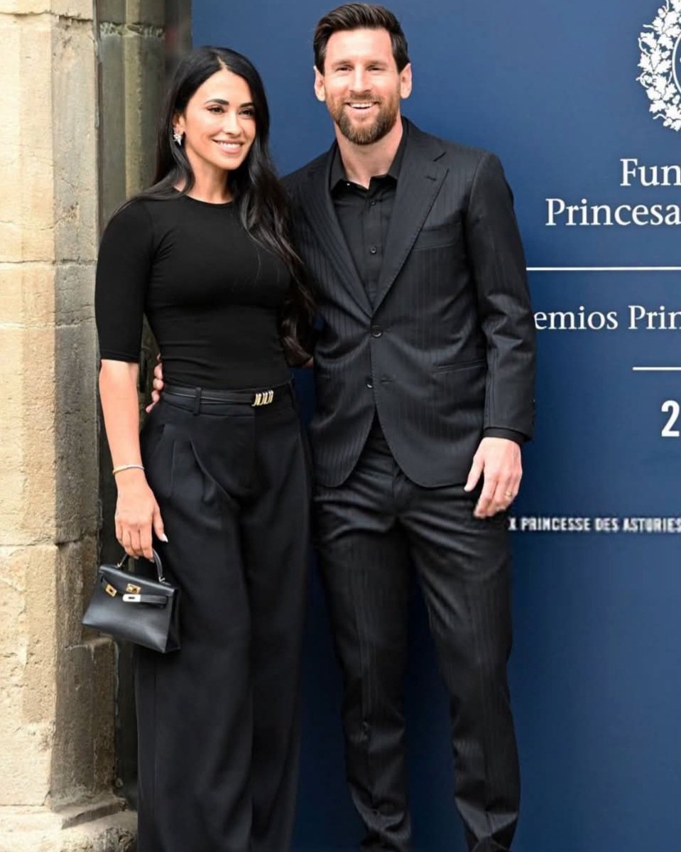LadyAMA01091892's tweet photo. Elegantes sin exagerar Messi y Antonellla en España para recibir el premio Princesa de Asturias . SON NUESTRA REALEZA. https://t.co/GikiHqAXII