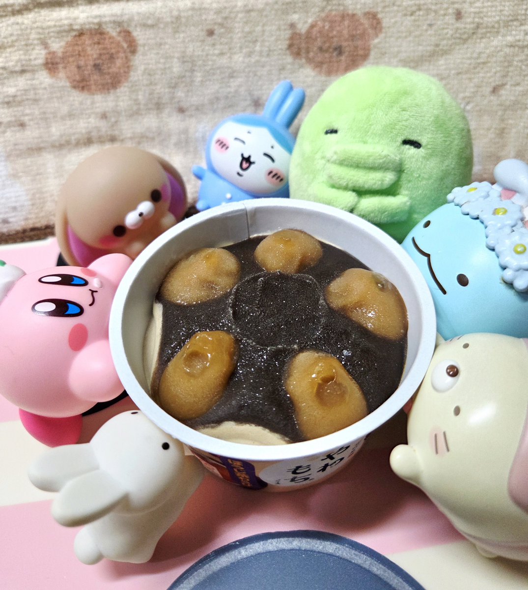nemu_pyonpyon's tweet photo. しごおわ～
今日も、レジや品出し、他にもやることたくさんでした、明日は私はお休みです、夕方から？雨の予報なので、雨が降り出す前に買い出し行く予定です

井村屋さん
やわもちアイス
季節限定 ほうじ茶わらび✨
もちぷる♡黒糖わらびもち♡
ほうじ茶あん、ほうじ茶アイス♥
おいし～(˶´ᵕ`˶)💕 https://t.co/cgzj0Mthmp