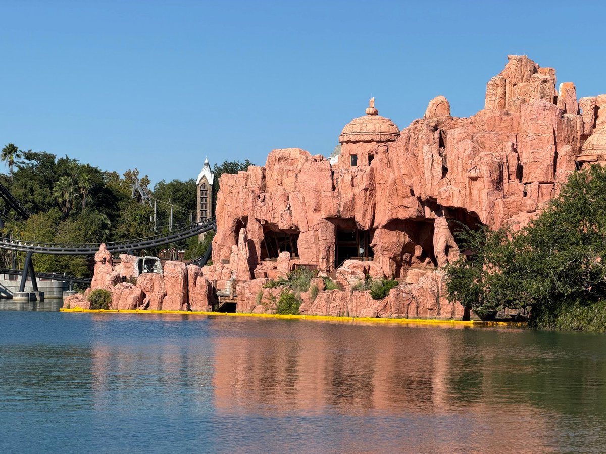 insideuniversal's tweet photo. Some of the rockwork around the outdoor area of Mythos has been demolished. @UniversalORL https://t.co/b9FPeCmz63
