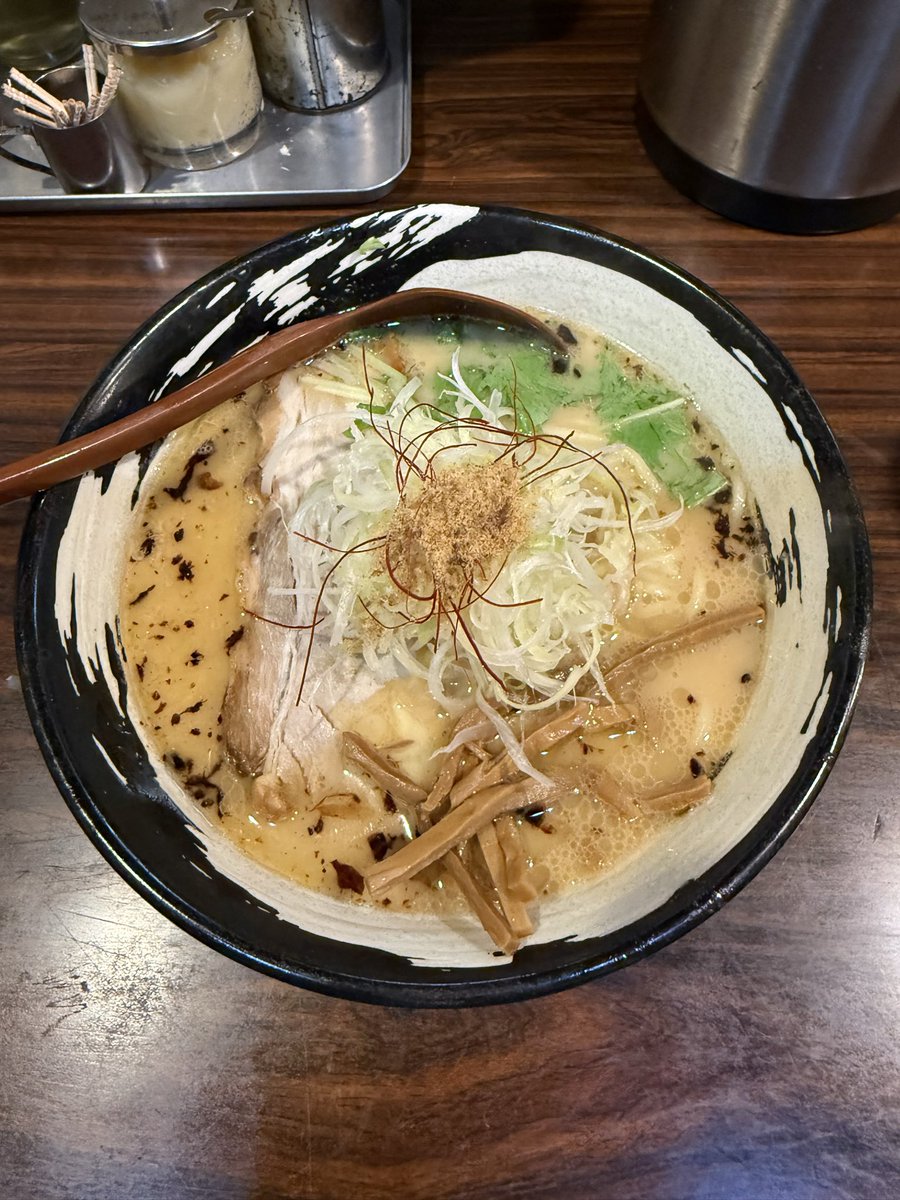 hello_kitty5793's tweet photo. 今日の夕飯は 風雷房 へ
濃厚しょうゆ🍜
#麺場風雷房柏崎
#ラーメン https://t.co/Xnn0AAgN1F