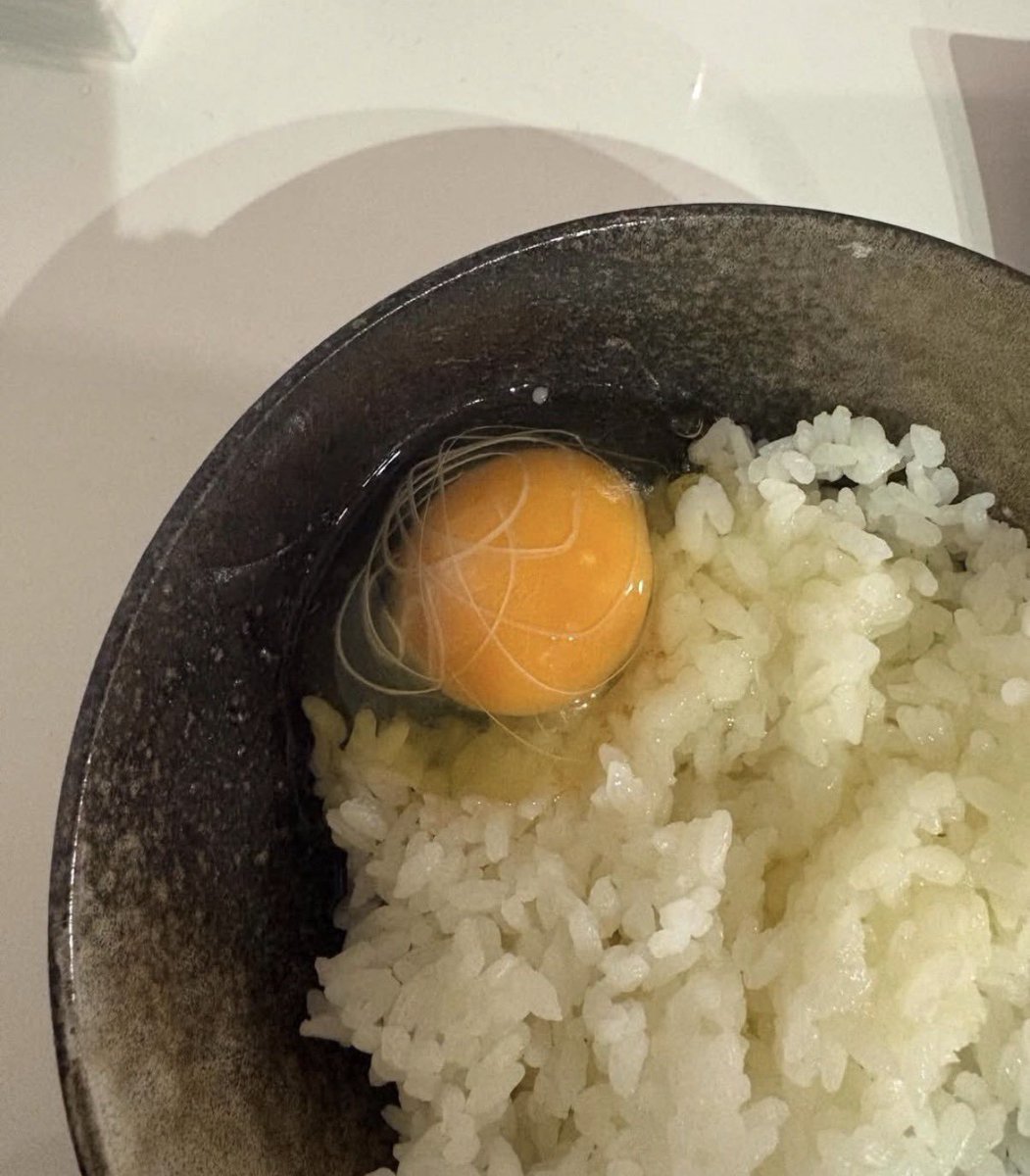 _taniishhaaa's tweet photo. I've never seen an egg like this before!  
I heard from a friend that it was fresh, so I ate it, but is it really okay.. lol  

Anyone knowledgeable about eggs, please share some info! https://t.co/JUV5Vw62CG