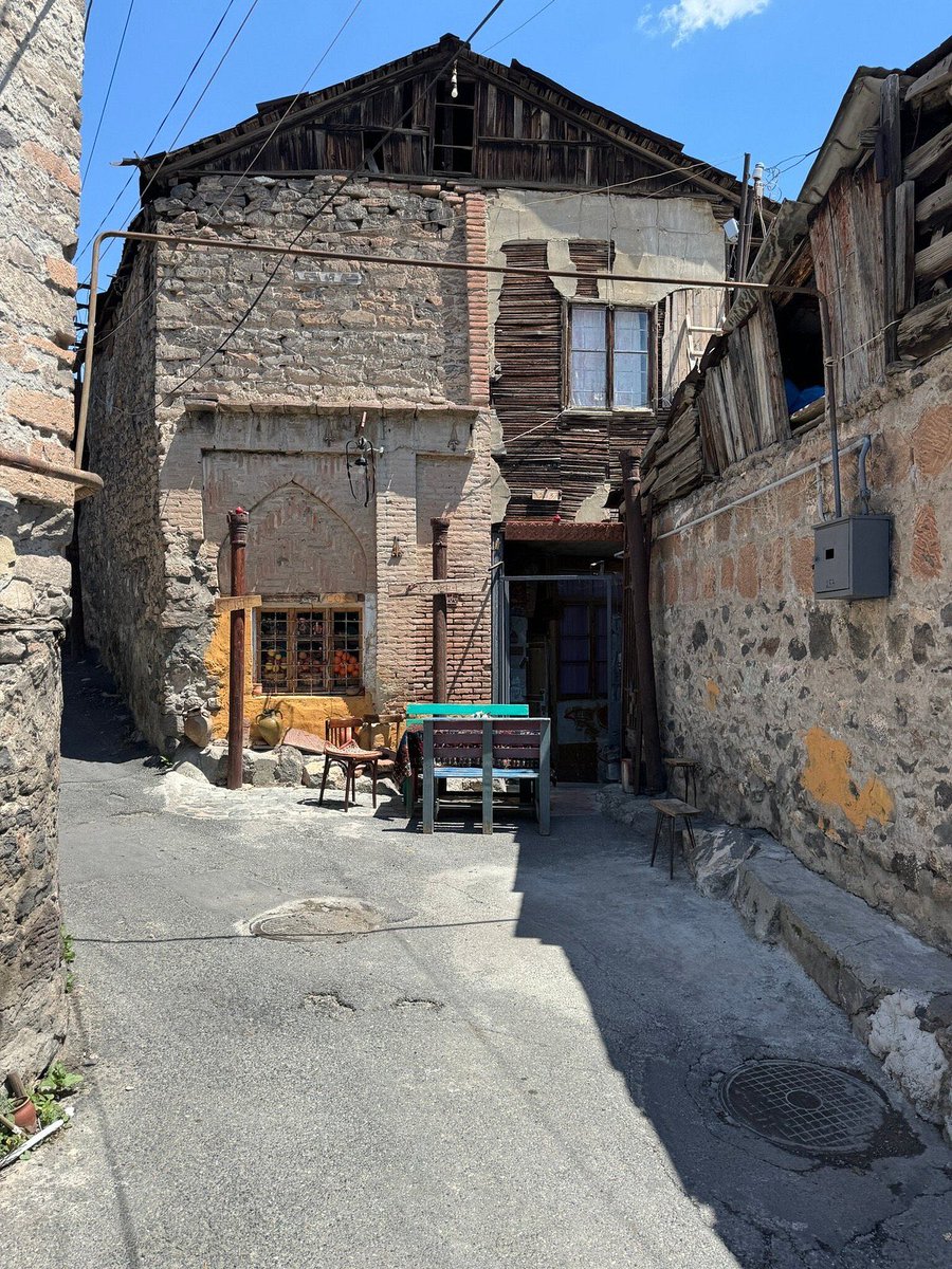 ChimeraReborn's tweet photo. Kond is useless, repelling, foreign and chaotic, a scar on Yerevan and the vision of it as the perfect utopia.

Those who defend Kond are desperately trying to reverse the course Yerevan took. While trying to make it similar to Tbilisi, they will turn it into Baghdad. https://t.co/iKSav9nDk0