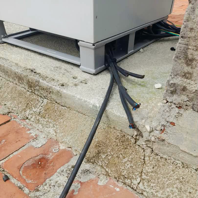 ETECSA_Cuba's tweet photo. Las afectaciones a las redes de telecomunicaciones pueden dejar sin telefonía, cobertura celular o conectividad a comunidades e instituciones largos períodos. Su reparación demanda recursos que pudieran emplearse en otros servicios. 
Protegerlas es responsabilidad de todos📡🤝. https://t.co/Yj6pCN6qdd