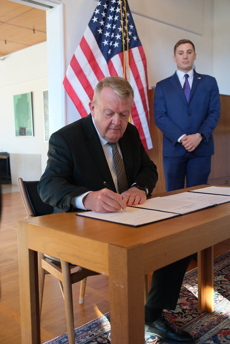 DKambUSA's tweet photo. Today, Denmark & the U.S. are taking a new step to strengthen our maritime partnership! FM @larsloekke & @jacobhelberg @UnderSecE signed a Memorandum of Understanding for closer commercial cooperation across three areas: maritime education & training, equipment & technology &  defense industrial & dual-use cooperation.

🇩🇰 is a maritime nation w. expertise built over generations. By bringing that expertise together w. 🇺🇸's ambition to rebuild its maritime industrial base, we can create new opportunities for skilled jobs, stronger supply chains & greater maritime resilience on both sides of the Atlantic.