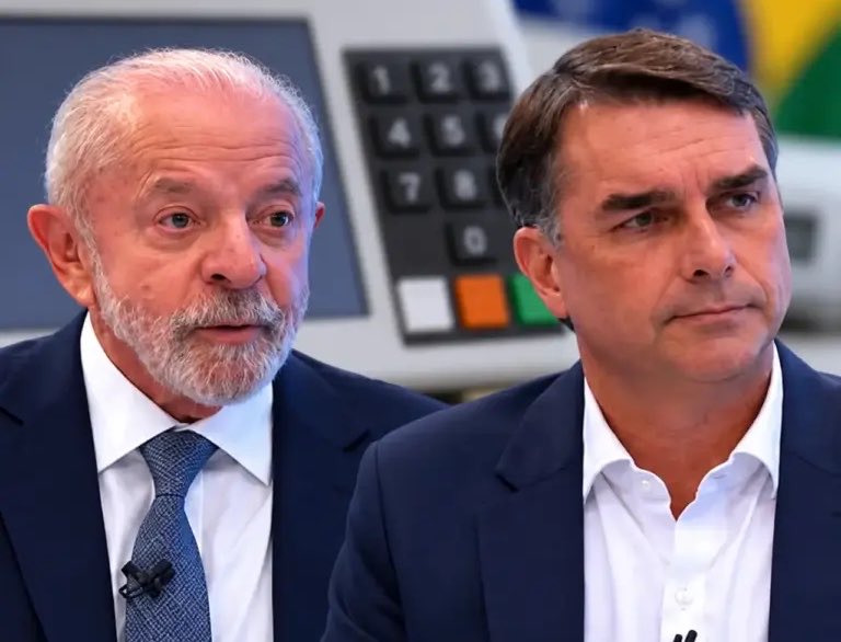 QGdoPOP's tweet photo. Campanha de Flávio Bolsonaro afirma que vai analisar os sigilos apresentados por Lula antes de entregar os dele ao TSE.

A entrega estava marcada para hoje, às 11h, no Tribunal Superior Eleitoral. Lula já entregou os documentos. https://t.co/aFujOSJtHz