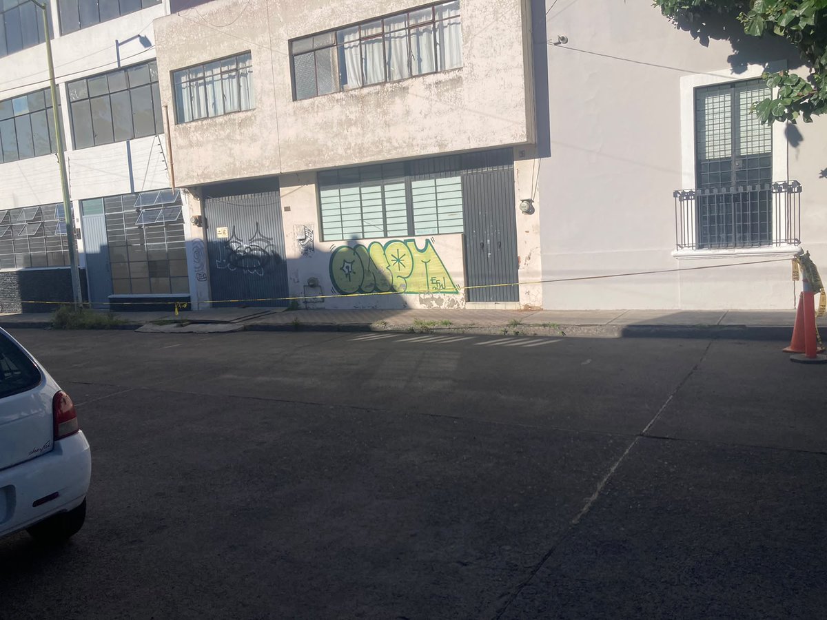 ayquelasbicis's tweet photo. Equipo de @GdlMovilidad ¿saben por qué amanecieron estos mostrencos en Ghilardi entre Justo Sierra y Av. Hidalgo? Son varias cuadras bloqueadas ¿Se tiene programado algún trabajo?

De no ser así, nos ayudan a retirar los objetos por favor y gracias.

@Trafico_ZMG @JaliscoVial @PoliciaGDL @GuadalajaraGob @VeroDelgadilloG