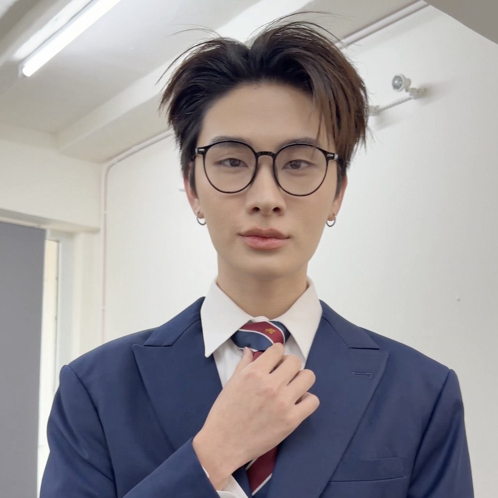 kiwistary's tweet photo. หัวหน้าห้อง                           แก๊งเด็กหลังห้อง https://t.co/NvR8NQdq3R
