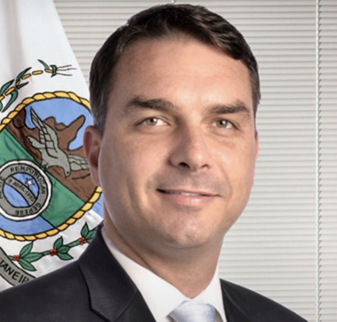 SiteJamesons's tweet photo. 🚨  ARREGOU! Flávio Bolsonaro não apresentou seus sigilos bancário e telefônico, nem os de sua família e de suas empresas, como desafiado pelo presidente Lula.

Já Lula entregou todos os dados à Justiça. A pergunta que fica é: o que o Flávio tem a esconder? 🤔 https://t.co/EXp6m8KoY0