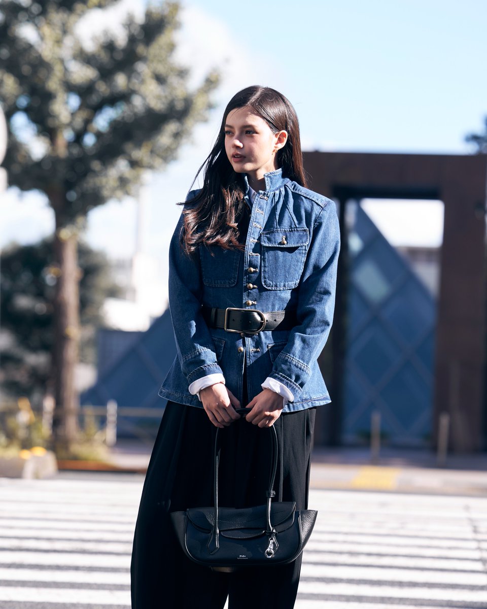 around_ent's tweet photo. พาชม 2 ลุค Street Style ของ เบคกี้ รีเบคก้า #Beckysangels ผ่านเสน่ห์หลากหลายมุมของกรุงโตเกียว ก่อนเข้าร่วมงาน Polo Fest โดยทั้งคู่ถ่ายทอดสไตล์ American Classic ผ่านไอเท็มจาก Polo Ralph Lauren ที่ผสานกลิ่นอาย Heritage เข้ากับความร่วมสมัย สะท้อนดีเอ็นเอของแบรนด์ผ่านการมิกซ์แอนด์แมตช์และการเลเยอร์อย่างมีสไตล์

#RalphLauren #PoloFest

เริ่มต้นลุคแรกของเบคกี้กับลุคไอคอนิกด้วยไอเท็ม Cable-Knit Wool-Cashmere Cardigan สี Navy โดดเด่นด้วยลายถักเคเบิล เลเยอร์กับเสื้อเชิ้ตและจับคู่กับกางเกงเดนิมขาบาน โดยคอมพลีตลุคด้วยกระเป๋า Polo Blaze ที่เติมเต็มสไตล์ของแต่ละคนได้อย่างลงตัว

ต่อด้วยลุคที่สอง เบคกี้เผยอีกมุมของสไตล์ผ่าน Denim Utility Jacket ที่โดดเด่นด้วยดีเทลกระดุมโลหะ เลเยอร์ทับบนเสื้อเชิ้ตสีขาวด้านใน แมตช์กับกางเกง Pleated Crepe Jodhpur ทรงจับจีบที่ช่วยสร้างซิลูเอตอย่างมีมิติ โดยเลือกกระเป๋า Polo Blaze มาเติมเต็มลุค ถ่ายทอดเสน่ห์ของ Polo Ralph Lauren ผ่านการผสมผสานไอเท็มอันเป็นเอกลักษณ์เข้ากับแฟชั่นในมุมมองร่วมสมัย
