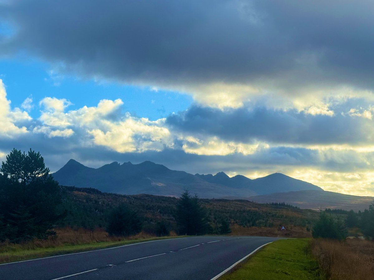 Macinnesplant's tweet photo. The Cuillin from Glen Varagill, Isle of Skye #Scotland 🏴󠁧󠁢󠁳󠁣󠁴󠁿🏴󠁧󠁢󠁳󠁣󠁴󠁿 https://t.co/W1acUruzQa