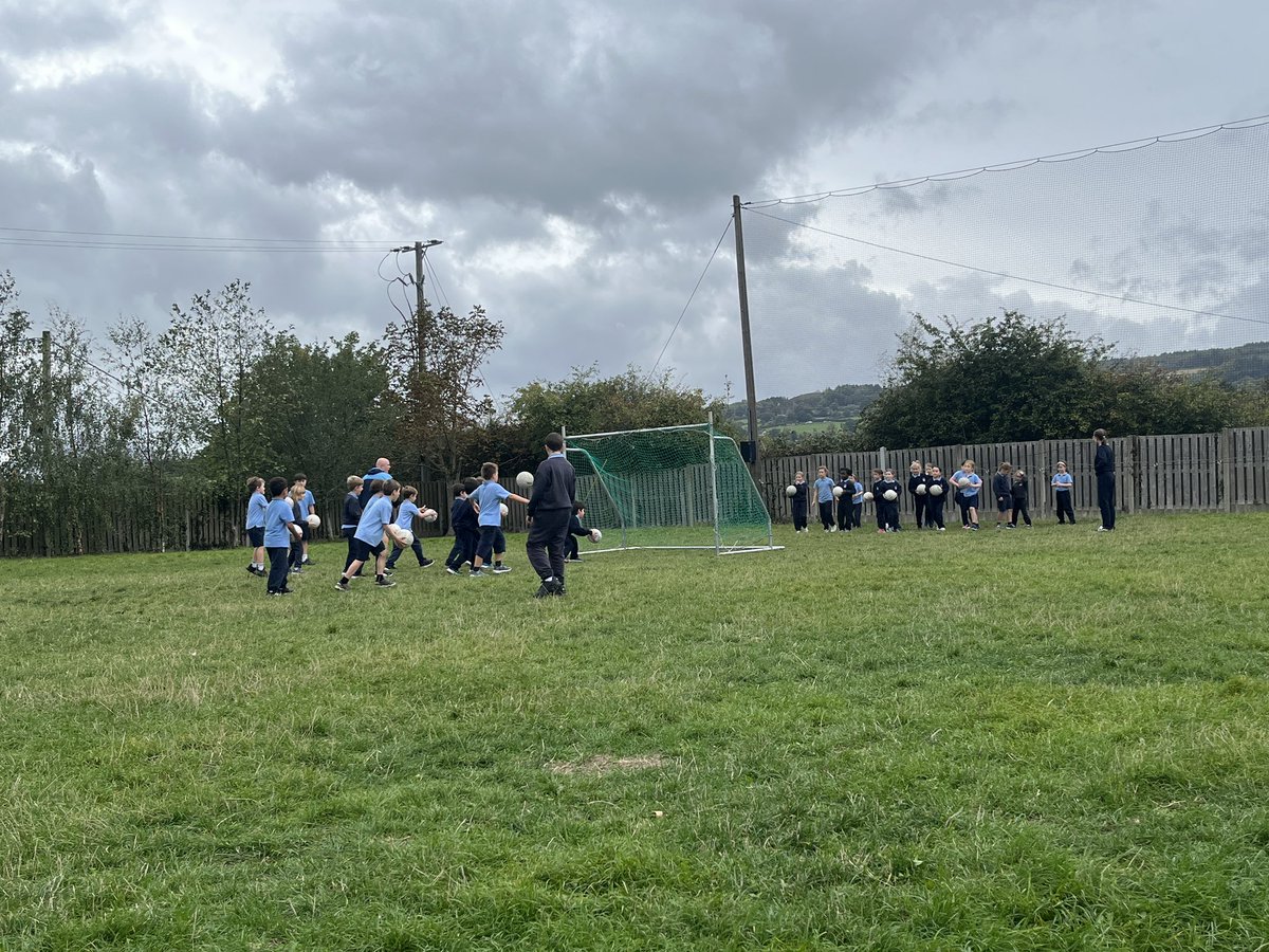 MsOlsonsClass's tweet photo. Fun with Coach Steve for ball skills! @ShankillGaa @followstannes 🏐 https://t.co/t8fRZP7T2a