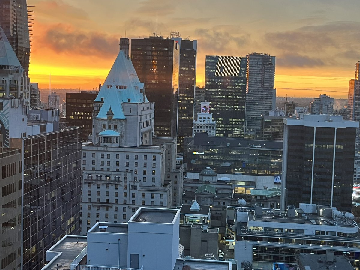 StarsofSam's tweet photo. Beautiful sunrise over downtown #Vancouver https://t.co/cwa0VM3Gxy