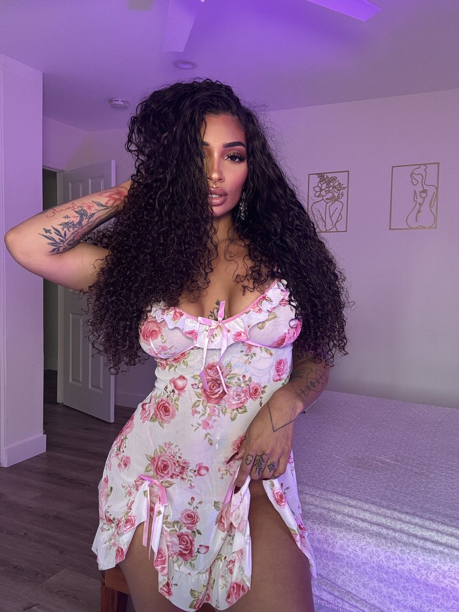 MynxCo's tweet photo. The kind of goddess who makes it very easy to lose focus 😵‍💫

Go 1-on-1 with @erotic_medusa and give her all the attention she deserves 🥵😈👇 https://t.co/JOXvdEDWxc