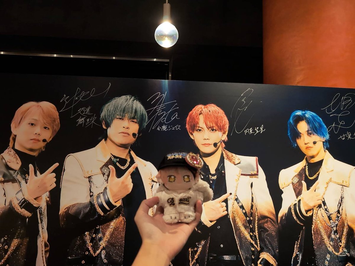 fumito_tsuji's tweet photo. 一年経ちましたねぇ...‼️🤓✨
懐かしいなぁ...❗☺️💕︎︎
Dears©︎との思い出すべてが宝物ですッ‼️😁🍫✨
これこそまさに...ハピマシュ♪‼️🥰💖️
💕︎︎🍫✋😉🫶🤓🤚🍫💕︎︎

今後もMELLOW DEAR USは”魅せ”続けますので、どうぞよろしくお願いいたしますッ‼️💪🥹💕︎︎

1年前の辻史人は「❗」じゃなく「！」だったのかッ⁉️😳🙌