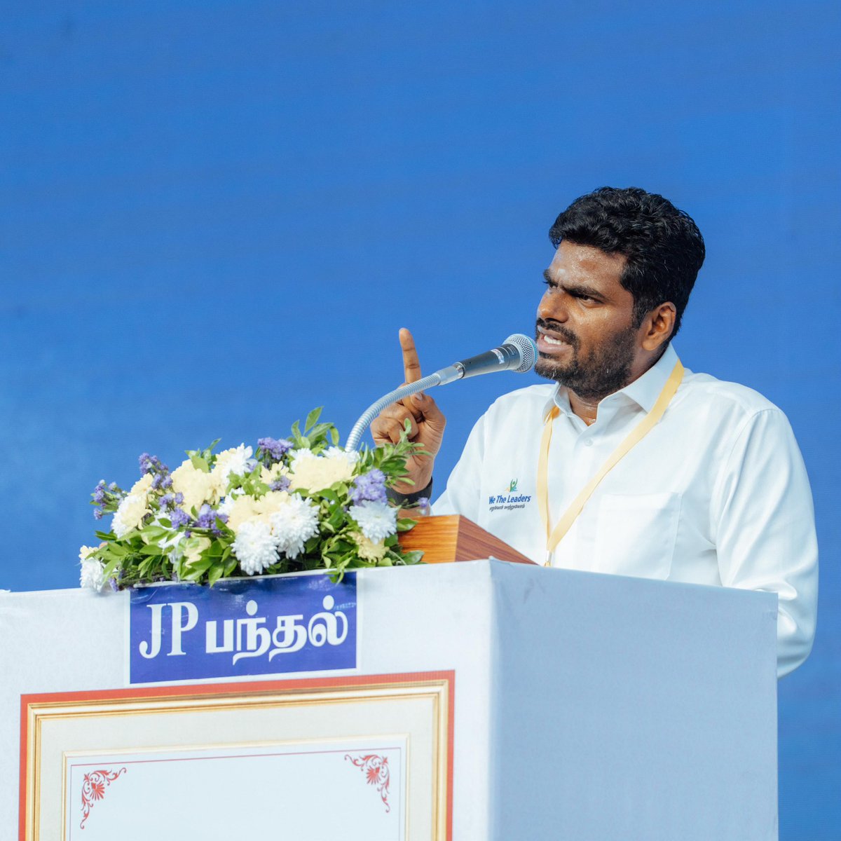 annamalai_k's tweet photo. இன்று கிருஷ்ணகிரியில், நமது @WTLFoundation சார்பில் நடைபெற்ற பெண்கள் வளர்ச்சி மாநாட்டில் பங்கேற்றது மிகுந்த மகிழ்ச்சியளிக்கிறது.

பெண்களின் தலைமைத்துவம், சமூகப் பங்களிப்பு மற்றும் அதிகாரமளித்தல் குறித்த ஆக்கப்பூர்வமான சிந்தனைகள் நிறைந்த நிகழ்வாக இந்த மாநாடு அமைந்தது.

பெண்களின் சமூக மற்றும் பொருளாதார முன்னேற்றத்தை நோக்கமாகக் கொண்டு ‘தாரகை’ பெண்கள் அமைப்பைத் தொடங்கியதுடன், TPSOH  நிறுவனத்துடன் புரிந்துணர்வு ஒப்பந்தமும் (MoU) மேற்கொள்ளப்பட்டது, இந்த மாநாட்டின் முக்கிய மைல்கற்களாக அமைந்தன.

சமூகத்தில் நேர்மறையான மாற்றங்களை உருவாக்கவும், எதிர்காலத் தலைமுறையை வழிநடத்தவும் துடிப்புடன் செயல்படும் சகோதரிகளைச் சந்தித்தது பெரும் நம்பிக்கையையும் மகிழ்ச்சியையும் அளிக்கிறது.

பெண்கள் வளர்ந்தால் சமூகம் வளரும். நமது சகோதரிகளின் ஆற்றலை சமூக மாற்றத்திற்கான சக்தியாக மாற்றும் நமது பயணம் தொடரட்டும். (1/3)