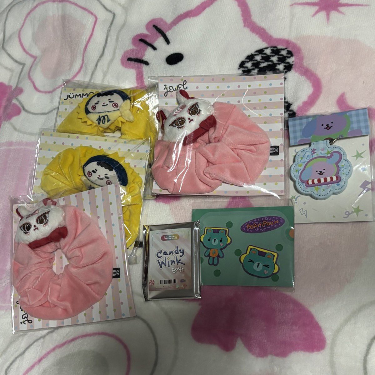 shelilymay's tweet photo. wts #GMMTVFANIVAL2026HappyFamily

♡ hair tie หนังยาง 400
— เจเวล jewel (2) , จัมโม่ jummo (2)
♡ rubber charm เพิ่มพูน permpoon 450

ค่าส่ง 50 / สนใจสั่งซื้อ dm ka 😽💘

#ตลาดนัดgmmtv https://t.co/x0QSkJD3nT