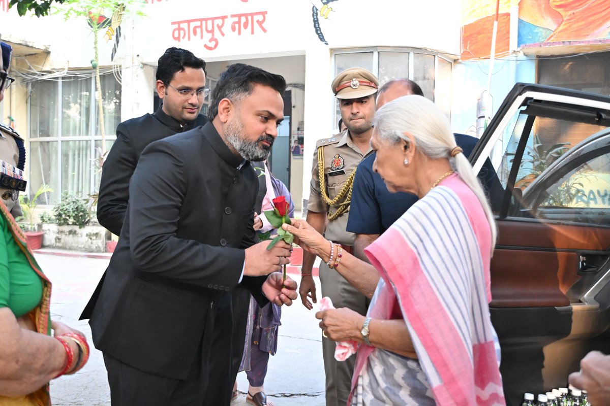 DMKanpur's tweet photo. उत्तर प्रदेश की माननीय राज्यपाल श्रीमती आनंदीबेन पटेल जी के कानपुर नगर आगमन पर जिला प्रशासन द्वारा भावभीना स्वागत एवं अभिनंदन किया गया।
​माननीय राज्यपाल महोदया ने स्वरूप नगर स्थित राजकीय बाल गृह (बालिका), यूनिट-1 का स्थलीय भ्रमण किया तथा संवासिनियों से अत्यंत स्नेहपूर्ण व आत्मीय संवाद स्थापित किया:
​🎓 शिक्षा एवं स्वावलंबन की प्रेरणा: बालिकाओं को उच्च शिक्षा, डिजिटल साक्षरता और जीवन में आत्मनिर्भर बनने हेतु निरंतर परिश्रम करने के लिए प्रेरित किया।
​🧵 कौशल विकास पर विशेष बल: बालिकाओं के उज्ज्वल एवं सुरक्षित भविष्य हेतु वोकेशनल ट्रेनिंग व व्यावसायिक कौशल प्रशिक्षण की प्रगति का जायजा लिया।
​🎁 उपहार एवं स्नेह वितरण: माननीय राज्यपाल महोदया ने बालिकाओं को फल, मिष्ठान व उपयोगी उपहार भेंट कर उनका उत्साहवर्धन किया तथा गृह परिसर में पोषण व स्वास्थ्य व्यवस्थाओं की समीक्षा की। @GovernorofUp @InfoDeptUP @MSTawarIAS @CMOfficeUP